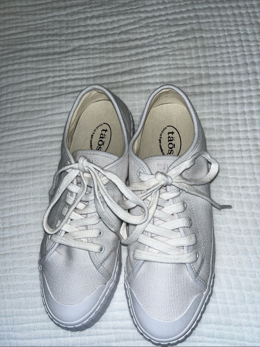NEW Ladies 8.5 Taos Footwear White Canvas Lace-Up Women's Sneakers
